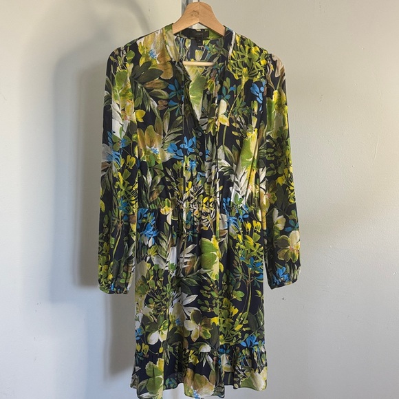 J. Crew 100% SILK watercolor navy floral ruffle dress- XS
Beautiful dress - Picture 3 of 11